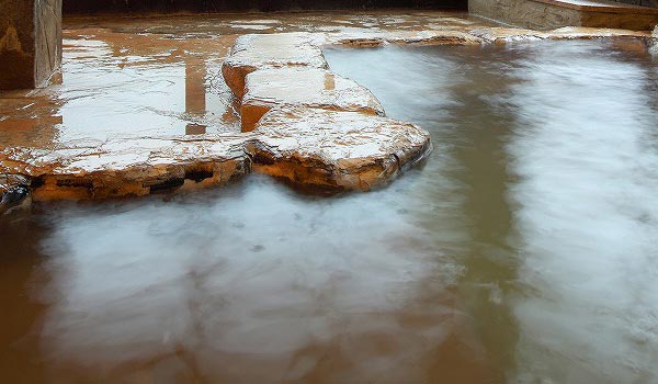 露天風呂 炭酸水素塩泉の湯