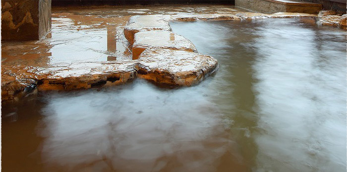 露天風呂 炭酸水素塩水の湯